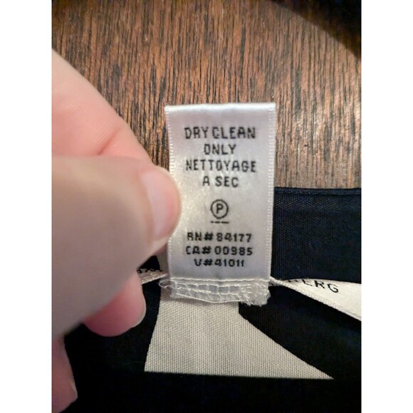 4/$12 Diane Von Furstenberg Size 4 Silk/Nylon Dress - Picture 5 of 5